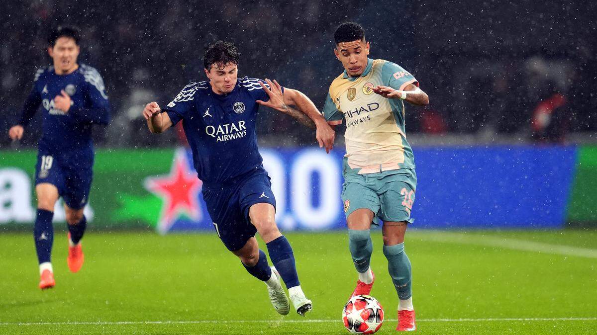El jugador del Manchester City Savinho conduce el balón ante la marca de Joao Neves, del Paris Saint Germain, en el partido de la liga de campeones celebrado el 22 de enero de 2025 en París.
