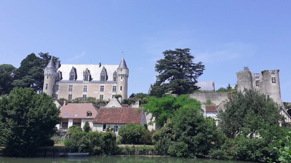 Vista de Montresor desde el Indrois.