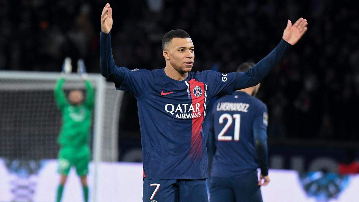 El delantero del Paris Saint-Germain Kylian Mbappé celebra tras conquistar la Supercopa de Francia tras vencer al Toulouse, el miércoles en París.