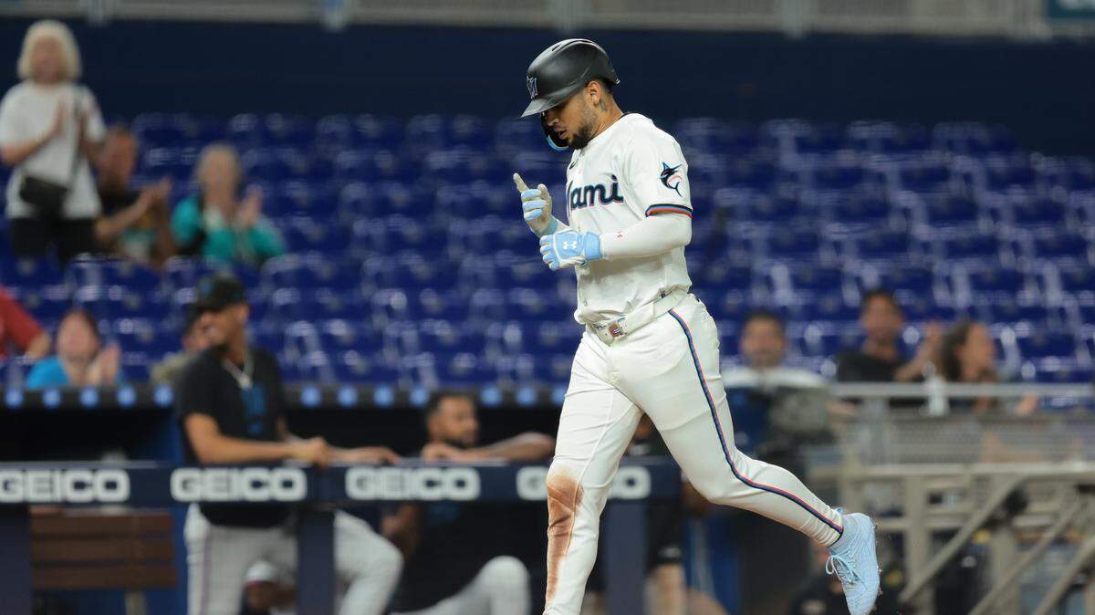 El jardinero de los Marlins Víctor Mesa Jr. recorre las bases tras pegar un jonrón en el octavo inning del partido ante los Nacionales de Washington, celebrado el 8 de septiembre de 2025 en Miami.