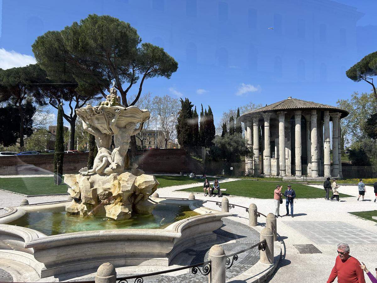 Templo de Hércules Victorioso y Fuente de los Tritones en la Piazza Bocca della Veritá. 