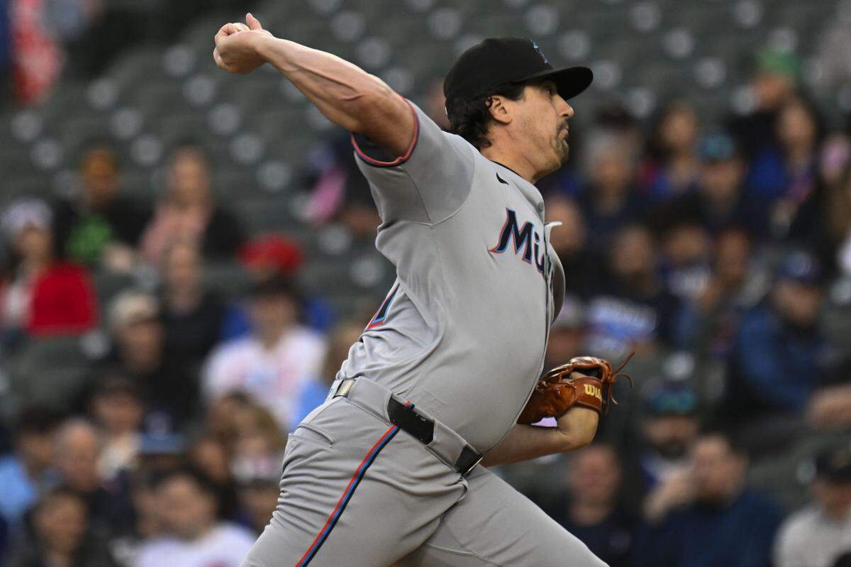 El abridor de los Marlins de Miami Cal Quantrill lanza en el primer inning del partido ante los Cachorros, celebrado el 12 de mayo de 2025 en Chicago.