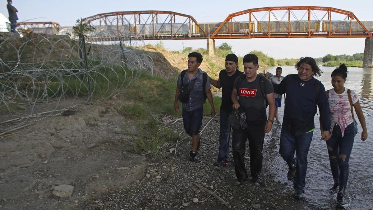 Migrantes, en su mayoría de Nicaragua, cruzan el río Bravo hacia los Estados Unidos en Eagle Pass, Texas, el viernes, 20 de mayo de 2022. (AP /Dario Lopez-Mills)