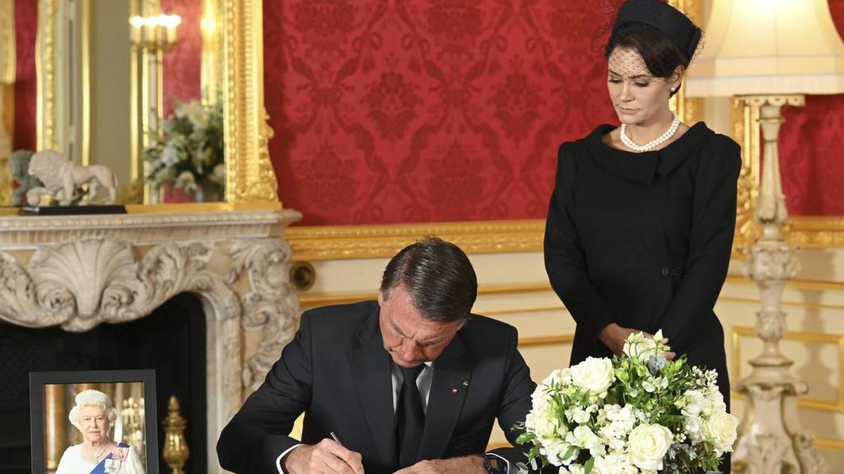 El presidente brasileño, Jair Bolsonaro, firma un libro de condolencias para la reina Isabel II, en Lancaster House en Londres, el domingo 18 de septiembre de 2022. (Jonathan Hordle/ AP)