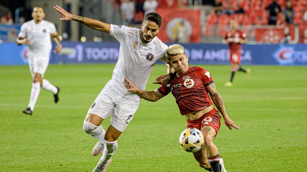 El defensa del Inter Miami Nicolás Figal (izq.) lucha por el balón con Yeferson Soteldo, del Toronto FC, en el partido de la MLS celebrado el 14 de septiembre de 2021 en Toronto.