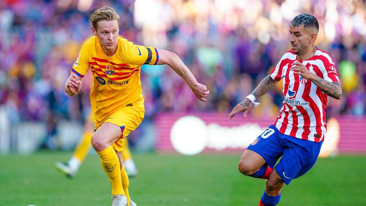El jugador de Barcelona Frenkie de Jong (izq.) conduce el balón ante la marca de Angel Correa, del Atlético de Madrid, en el partido celebrado el 23 de abril de 2023 en Barcelona.