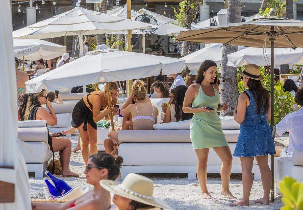 Visitantes disfrutando en Nikki Beach el 9 de marzo de 2024.
