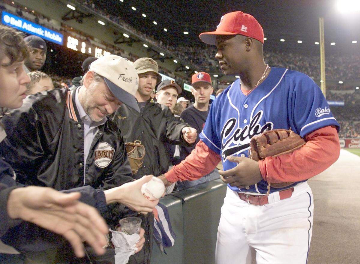 El pelotero Omar Linares en una imagen de mayo de 1999 en el partido entre la selección nacional cubana y los Orioles de Baltimore, en Maryland.