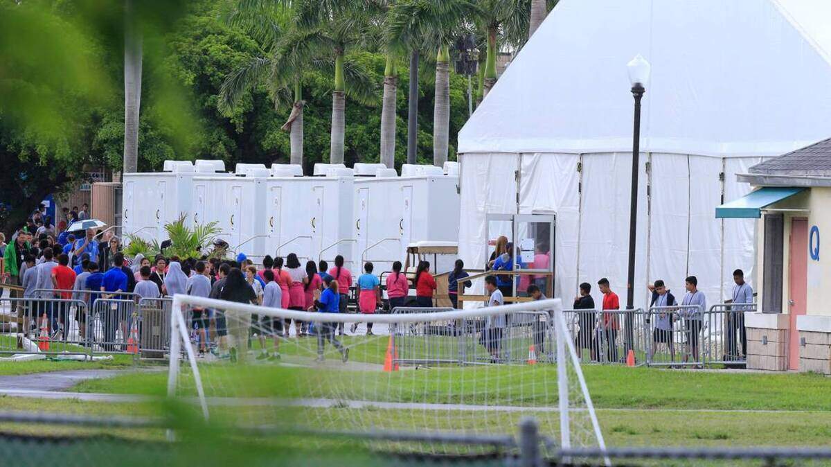 Los niños son vistos en el refugio Homestead para niños migrantes en Homestead, Florida, el 23 de junio de 2018. 