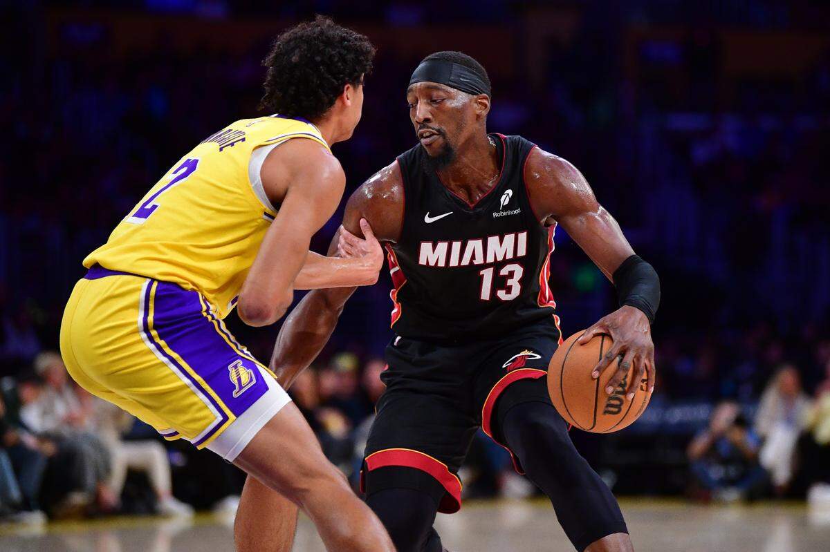 El jugador del Heat de Miami Bam Adebayo conduce la pelota ante la marca de Max Christie, de los Lakers, en el partido celebrado el 15 de enero de 2025 en Los Angeles.