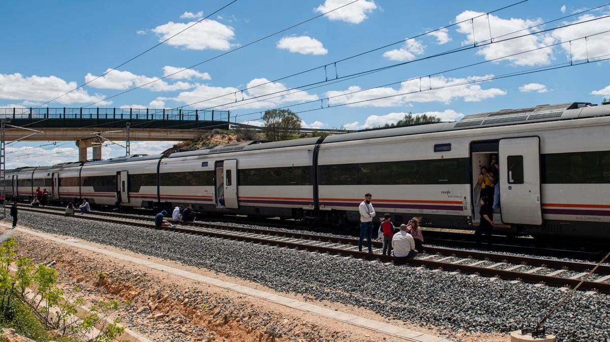 Foto de archivo de un tren detenido en la vía en Albacete, Castilla-La Mancha (España), tras un apagón, en medio de alertas meteorológicas por fuertes vientos, nieve y lluvias intensas, mientras EEUU emite una advertencia para sus ciudadanos que viajan por España.