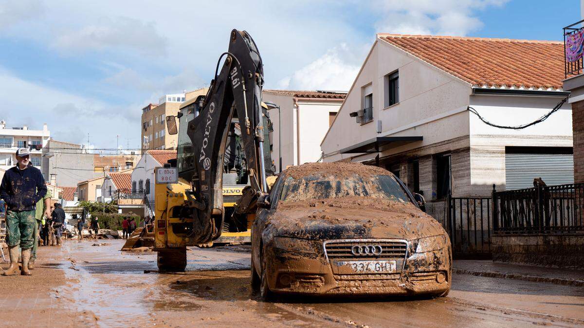 Residentes y voluntarios limpian calles y edificios en Utiel, España, el viernes 1 de noviembre de 2024.
