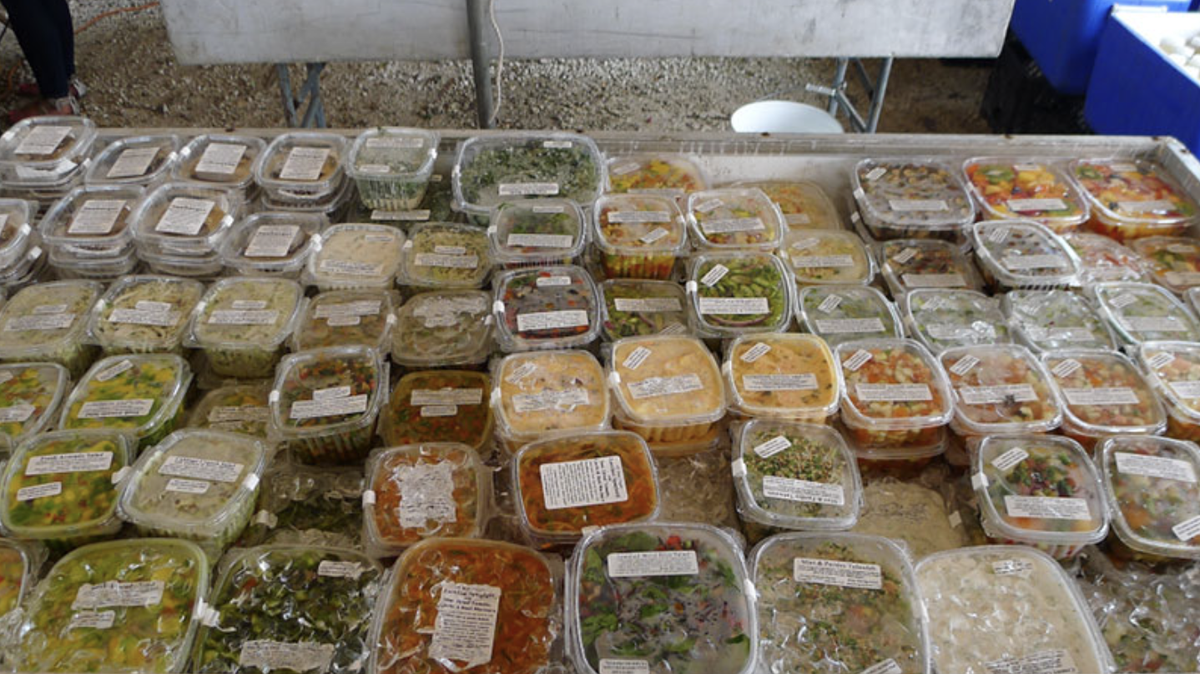 Todos los sábados las granjas orgánicas Glaser de Homestead transforman un rincón desocupado de Coconut Grove en un mercado de productos agrícolas.