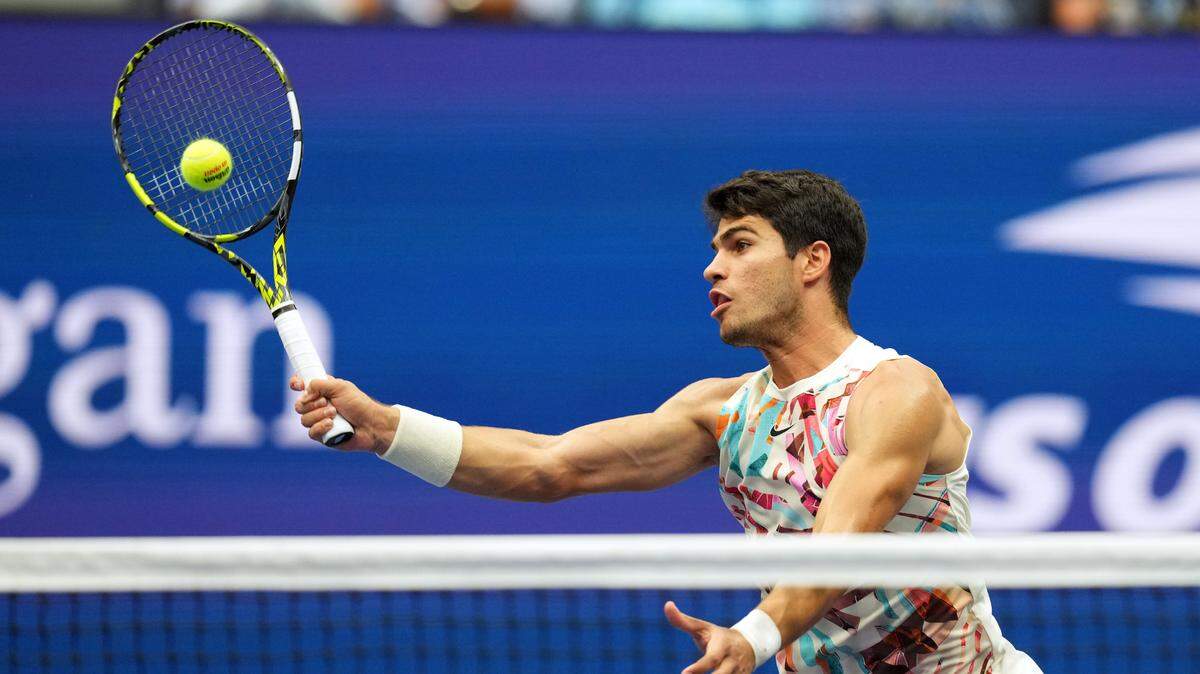 Carlos Alcaraz ni se despeinó el lunes al despachar 6-3, 6-3, 6-4 al italiano Matteo Arnaldi, instalándose en los cuartos de final del Abierto de Estados Unidos por tercera vez en igual cantidad de presentaciones en Flushing Meadows.