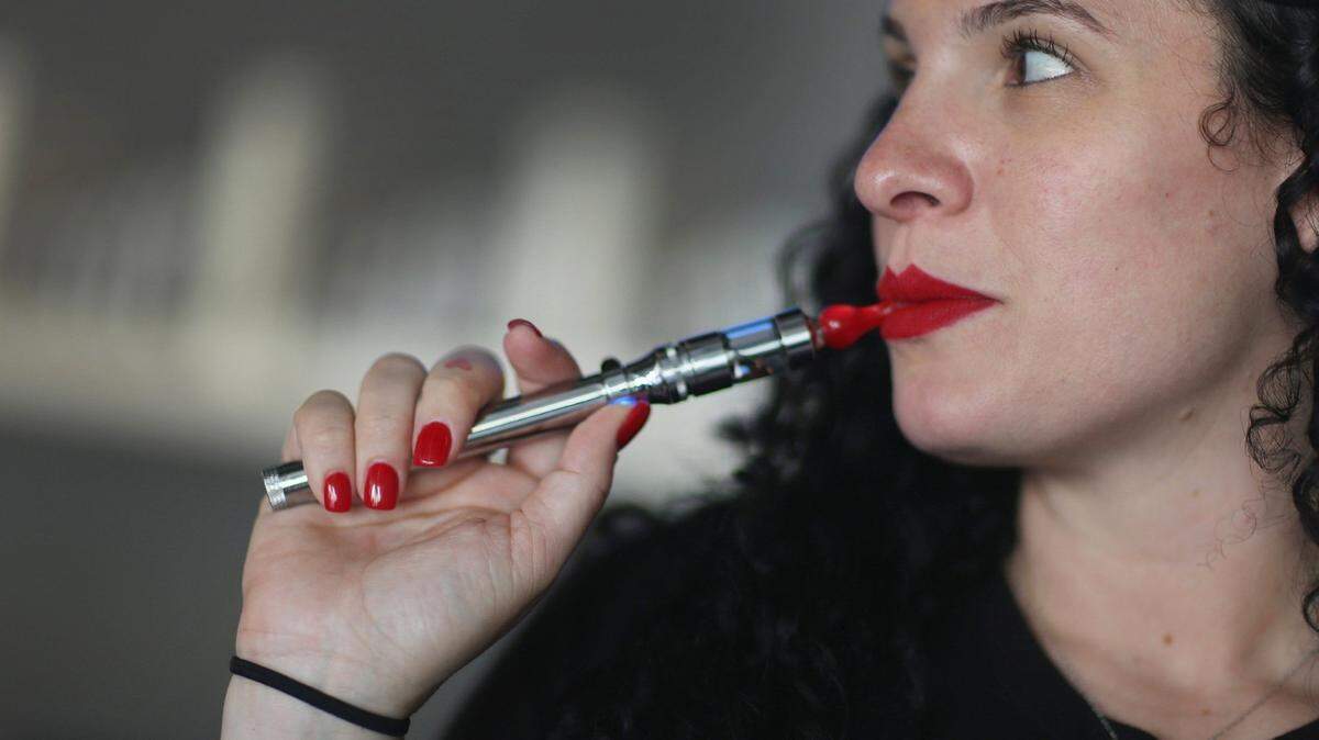 Julia Boyle fuma un cigarrillo electrónico en la tienda Vapor Shark de Miami en abril del 2014.  