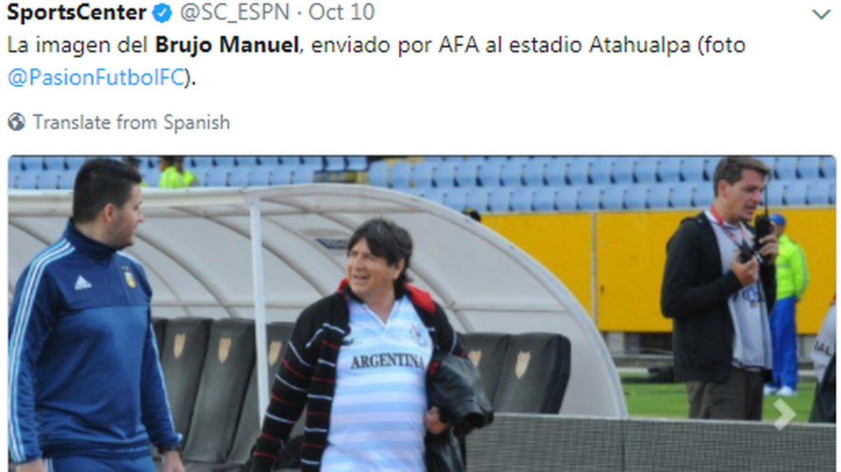 El “Brujo Manuel’’ (der.) estuvo el martes en Quito y hasta el presidente de la Asociación de Fútbol Argentina (AFA) le reconoció parte del mérito, detrás de Leo Messi, para lograr la clasificación albiceleste a Rusia-2018.