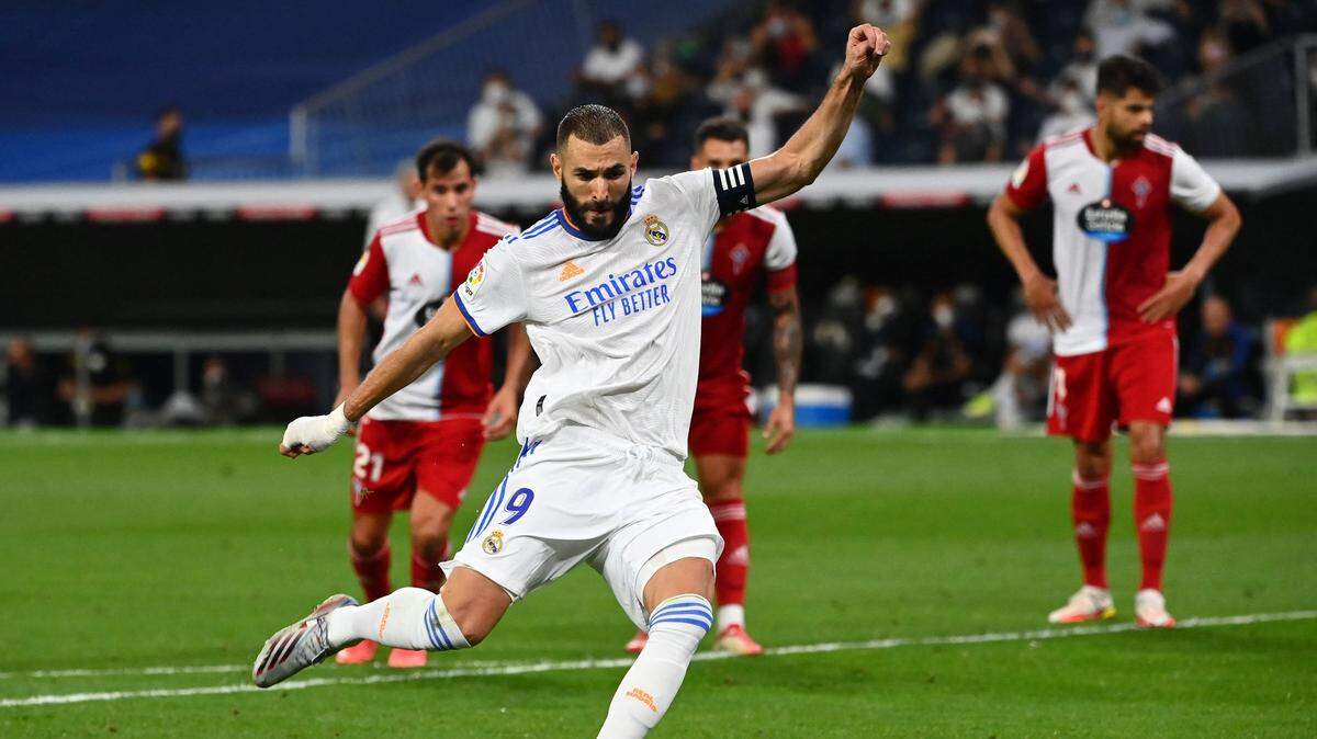 El delantero del Real Madrid Karim Benzema anota un penal en el partido ante el Celta de Vigo, celebrado el 12 de septiembre de 2021 en Madrid.