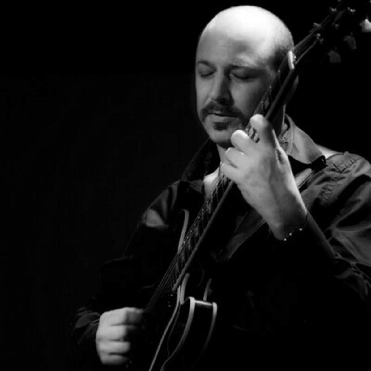 a las 5 p.m., Russ Spiegel Quartet, un músico que está más que capacitado para tocarlo todo, desde una guitarra solista hasta una orquesta de jazz de 17 piezas con sus propias composiciones y arreglos.