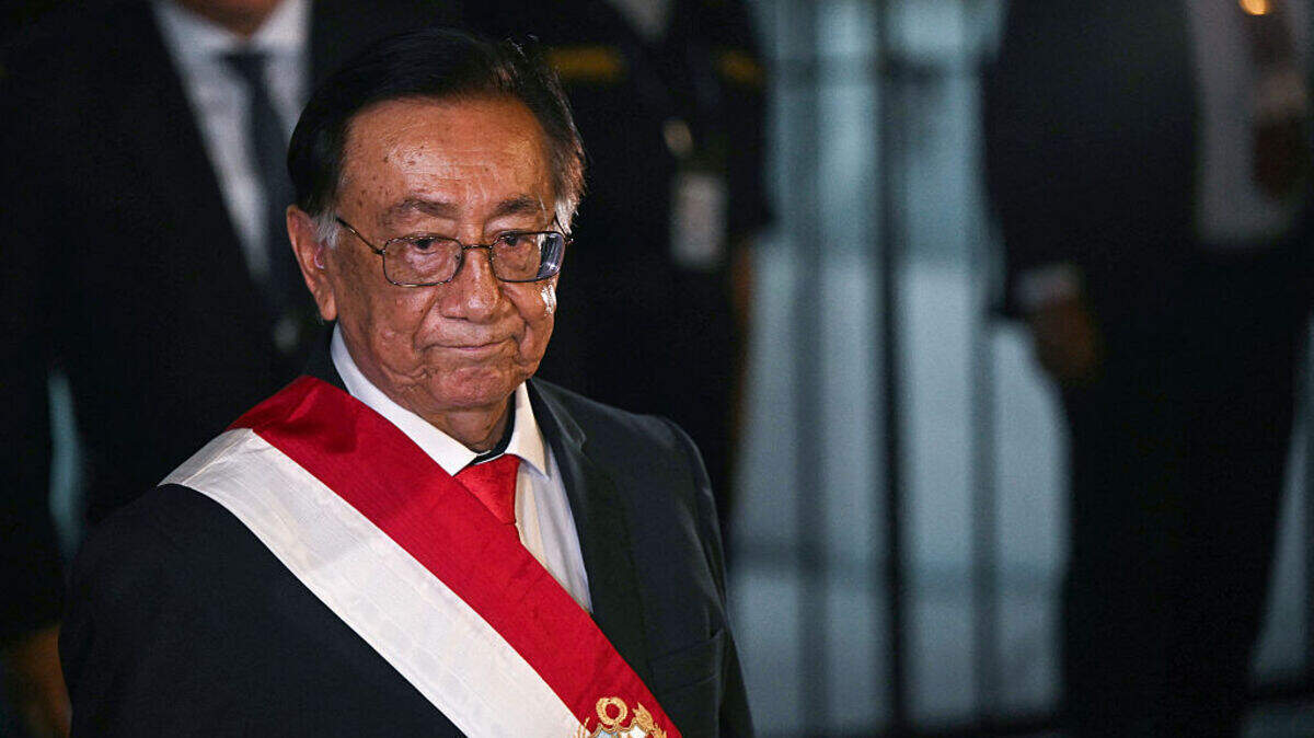 El presidente interino de Perú, José María Balcazar, enfrenta una nueva crisis política tras la renuncia de los ministros de Relaciones Exteriores y Defensa debido a un desacuerdo sobre la compra de aviones de combate F-16 a Estados Unidos. En la foto, Balcazar saluda después de ser nombrado mandatario interino el 18 de febrero de 2026, en Lima.