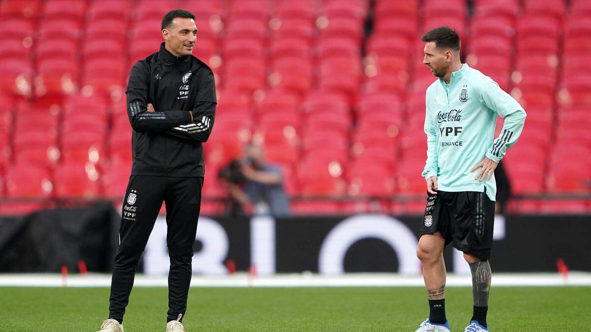 Foto de archivo. Lionel Messi habla con el entrenador de Argentina durante un entrenamiento en Londres el 31 de mayo de 2022.