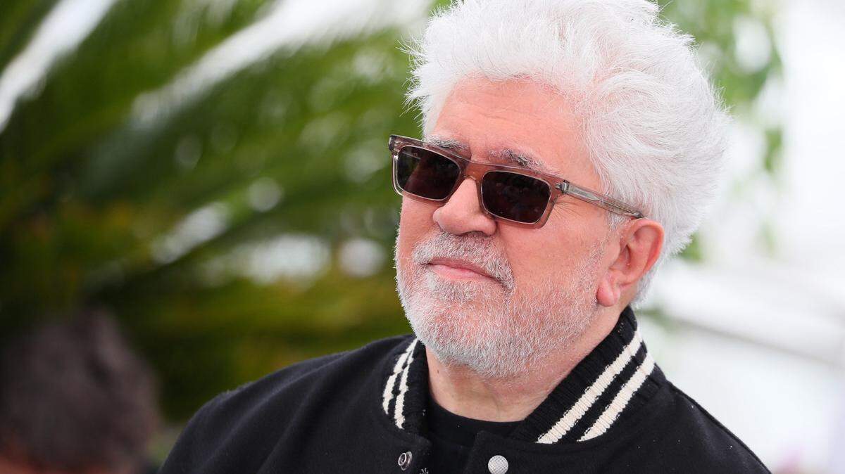 Pedro Almodóvar asiste a la sesión fotográfica de “Strange Way Of Life” en el 76º Festival de Cine de Cannes, en el Palacio de Festivales, el 17 de mayo de 2023 en Cannes, Francia.