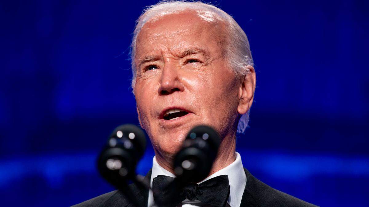 El presidente Joe Biden da un discurso durante la Cena de Gala de la Asociación de Periodistas de la Casa Blanca, en Washington, D.C., el sábado 27 de abril de 2024. El Departamento de Educación ha eliminado las deudas por un total de casi $160,000 millones incurridas en la educación universitaria de 4.6 millones de personas, según el comunicado oficial el miércoles 1 de mayo de 2024.