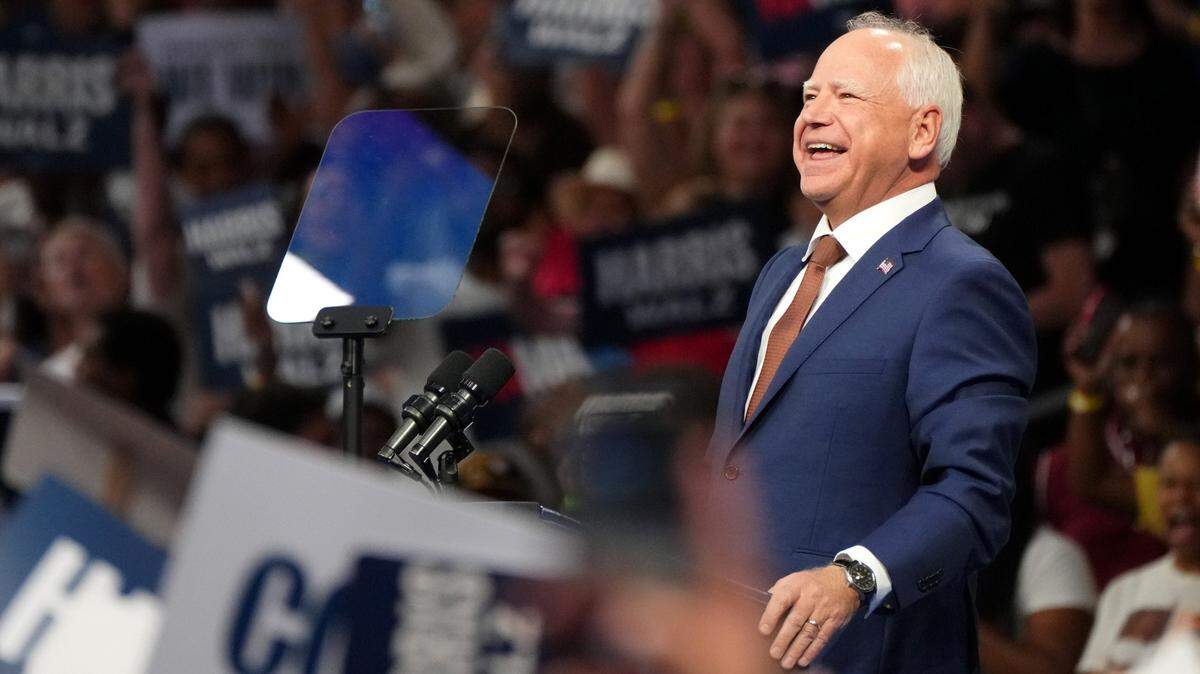 El gobernador de Minnesota y candidato a la vicepresidencia Tim Walz da un discurso durante un mitin en apoyo a la candidatura presidencial de la vicepresidenta Kamala Harris, el 9 de agosto de 2024 en Glendale, Arizona.