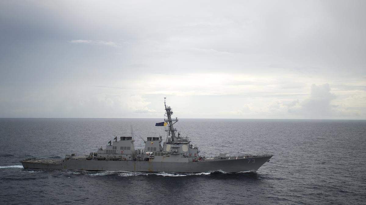 El destructor estadounidense, Decatur, con 300 miembros en su tripulación, navegó a doce millas náuticas de los arrecifes Gaven, un par de farallones en el mar que China ha agrandado y fortificado con armas desde 2014. El destructor chino, llamado Lanzhou, con un número similar de tripulantes, avanzó por detrás y lo alcanzó.