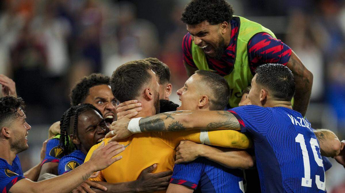Los jugadores de Estados Unidos celebran con el portero Matt Turner (centro) que tuvo una gran actuación en la tanda de penales ante Canadá, en el partido de cuartos de final de la Copa Oro celebrado el 9 de julio de 2023 en Cincinnati, Ohio.