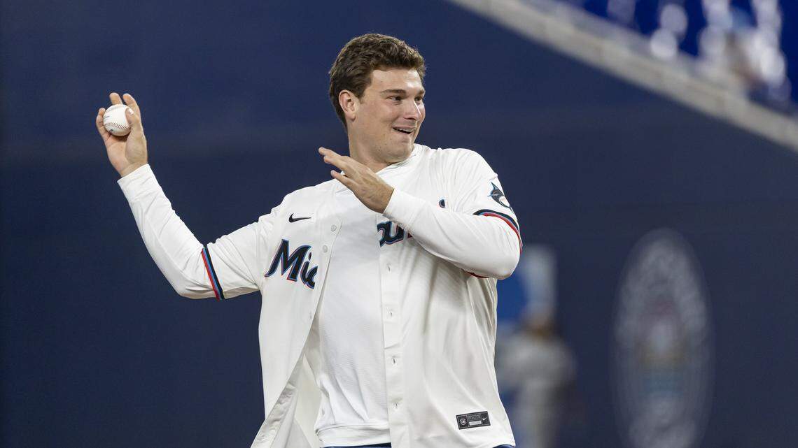 El joven quarterback Fernando Mendoza fue invitado a lanzar la primera bola ceremonial antes del juego entre los Marlins y los Cardenales, el martes en el loanDepot Park de Miami.