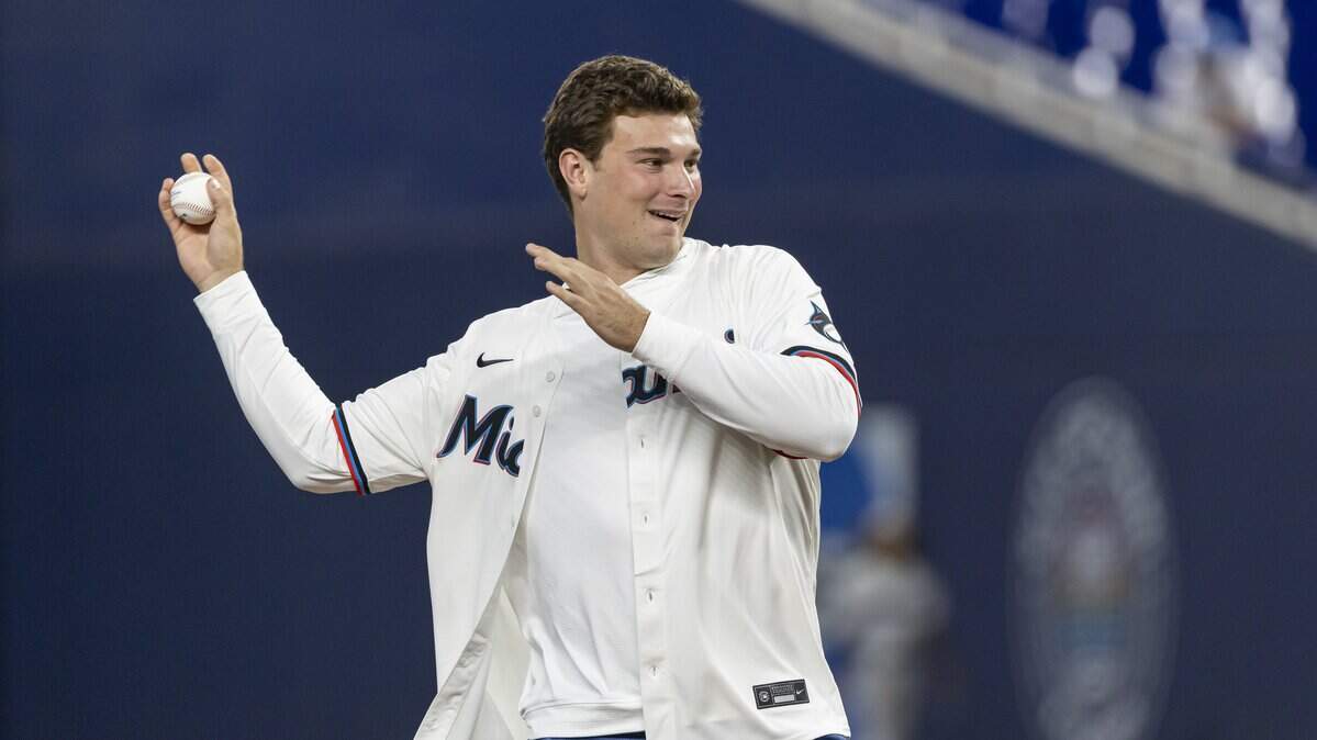 El joven quarterback Fernando Mendoza fue invitado a lanzar la primera bola ceremonial antes del juego entre los Marlins y los Cardenales, el martes en el loanDepot Park de Miami.