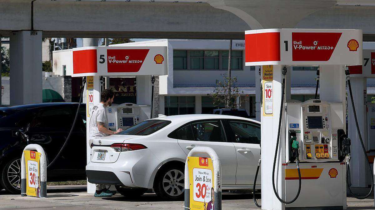 Un cliente llena el tanque de gasolina de su vehículo en una estación de servicio de Miami, el 9 de marzo de 2026. El precio promedio de la gasolina en Florida llegó a $4.21 por galón tras subir 28 centavos la semana pasada, reportó la AAA el lunes, 6 de abril de 2026.