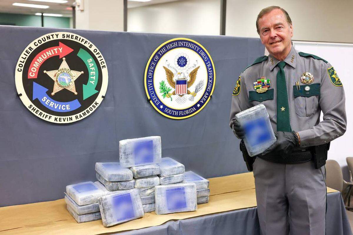  Kevin Rambosk, jefe de la policía del Condado Collier, en la foto con las 56 libras de cocaína encontradas cerca de Panther Key. 