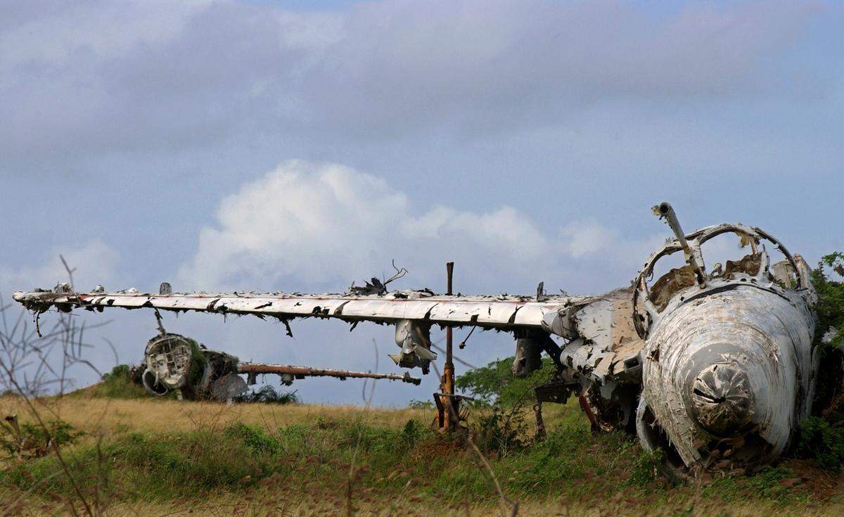Dos aviones destruidos en el antiguo polígono de bombardeo de la Marina de Estados Unidos en Vieques, Puerto Rico, en una imagen del jueves 1 de mayo de 2003. La Marina transfirió esos terrenos al Servicio de Pesca y Vida Salvaje para convertirlo en una reserva natural, pero la zona está llena de bombas, misiles, y aviones y tanques destruidos.