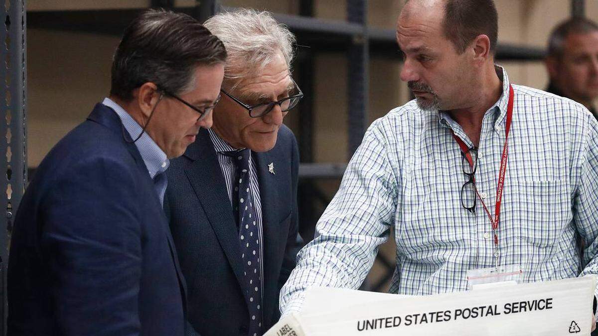 Un funcionario electoral muestra las boletas a los observadores antes de la calibración de las máquinas en la oficina del Supervisor de Elecciones del Condado de Broward el domingo 11 de noviembre del 2018, en Lauderhill.