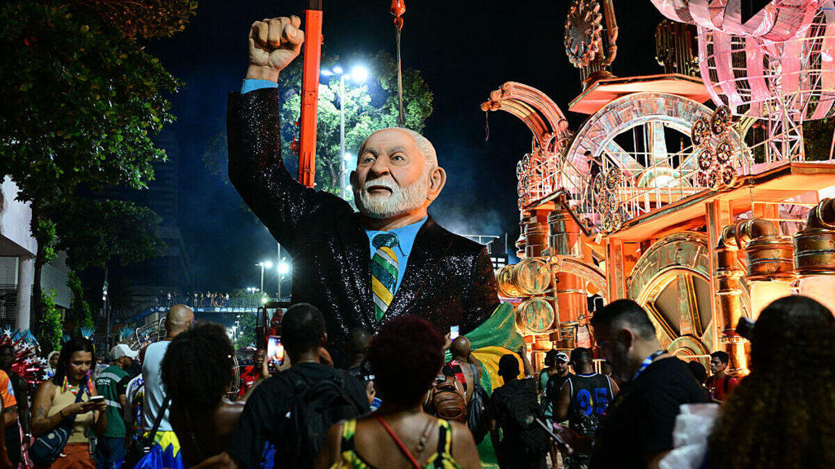 Una carroza que representa al presidente de Brasil, Luiz Inácio Lula da Silva, de la escuela de samba Académicos de Niteroi, se ve antes de la noche inaugural del Carnaval de Río en el Sambódromo Marques de Sapucai en Río de Janeiro, Brasil, el domingo 15 de febrero de 2026.