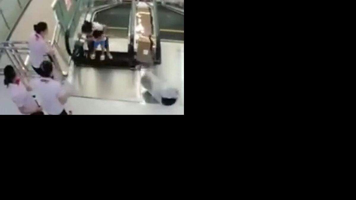 En las imágenes, la mujer —identificada por la prensa como Xiang Liujuan, de 30 años— termina de ascender en la escalera cuando de pronto la plataforma del piso colapsa al momento de pisarla, atrapándola a ella mientras la maquinaria seguía en movimiento.