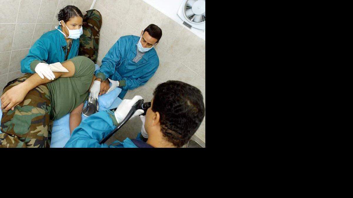 Entre septiembre del 2013 e igual mes del 2014, unos 700 médicos y sanitarios cubanos que trabajaban en programas del gobierno venezolano se fugaron del país sudamericano, principalmente hacia Estados Unidos, a través de Colombia y Brasil. Fernando Llano/AP