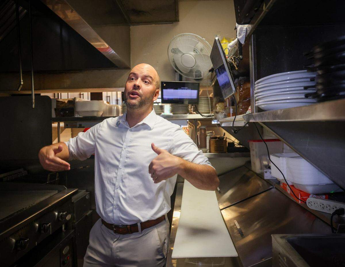 Manny Cid, candidato a la alcaldía de Miami-Dade, en la cocina de su restaurante “Mayor’s Cafe”.