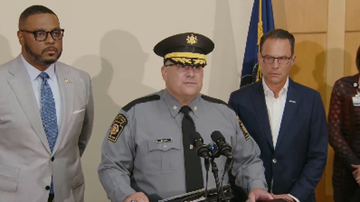 El jefe de la policía de Pensilvania Christopher Paris habla en una rueda de prensa el miércoles. El tiroteo mortal donde murieron tres policías y dos resultaron heridos de gravedad tuvo lugar en la localidad de Codorus, en el condado de York, a unos 185 km al oeste de Filadelfia.