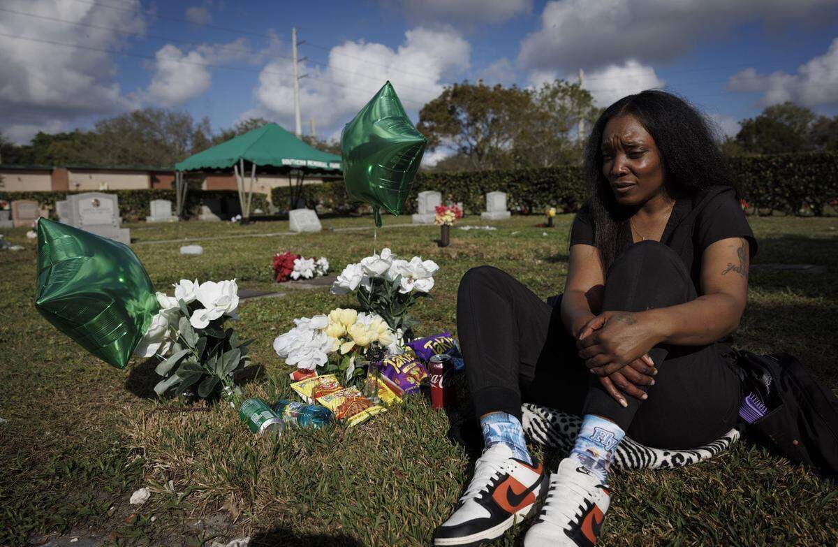 Nathalie Jean visita la tumba de su hijo, apenas unos meses después de su fallecimiento, el viernes 7 de febrero de 2025, en el Southern Memorial Park, en North Miami, Florida.