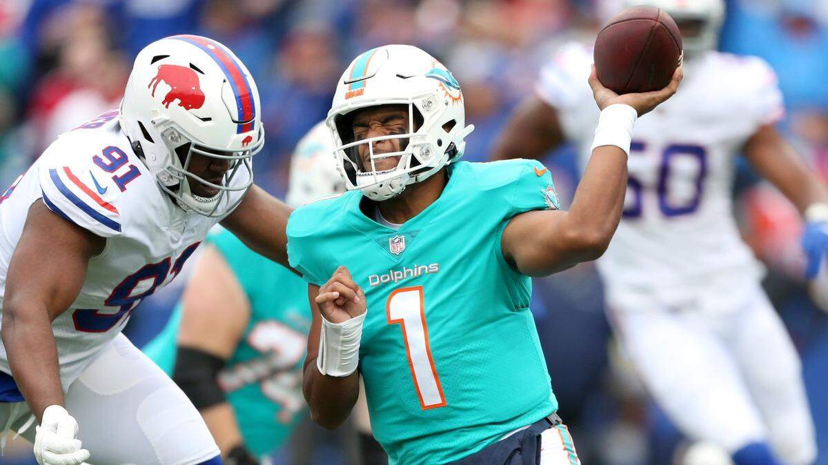 El quarterback de los Dolphins Tua Tagovailoa lanza el ovoide en el primer cuarto del partido ante Buffalo Bills, el 31 de octubre de 2021 en Orchard Park, New York.