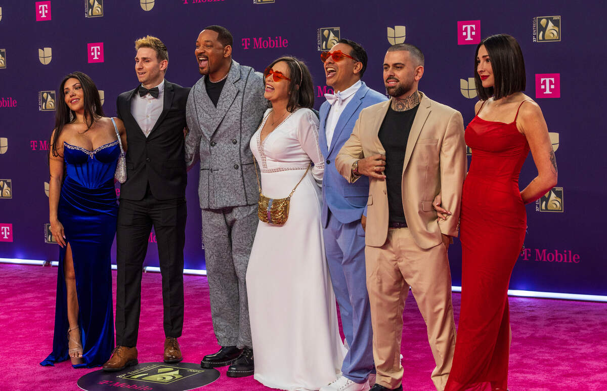 El actor estadounidense Will Smith (tercero desde la izquierda) posa con un grupo de invitados en la alfombra magenta de Premio Lo Nuestro 2025, celebrado en el Kaseya Center de Miami el jueves 20 de febrero de 2025.