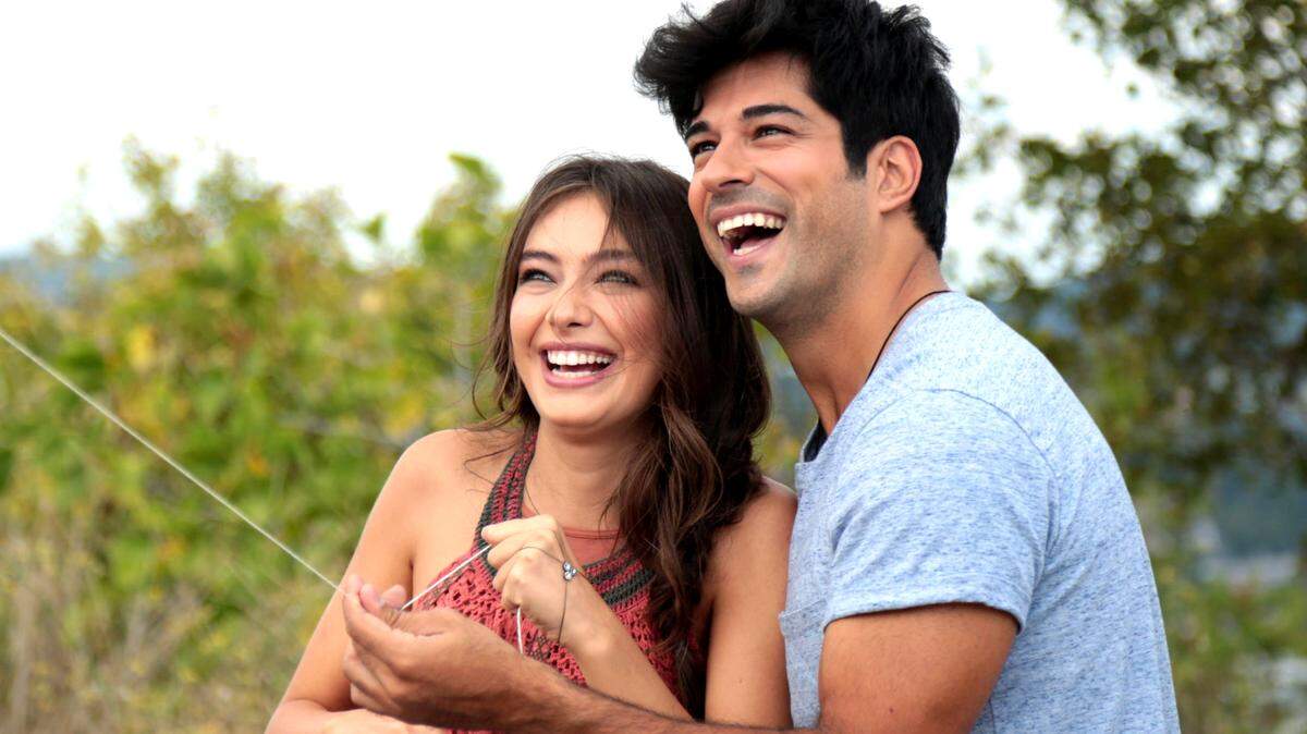 Neslihan Atagül Doğulu y Burak Özçivit.