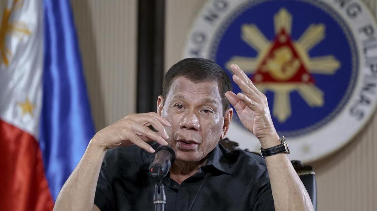 En esta foto del 30 de marzo de 2020, el presidente filipino Rodrigo Duterte hace gestos mientras se dirige a la nación durante una transmisión en vivo en Malacanang, Manila, Filipinas.