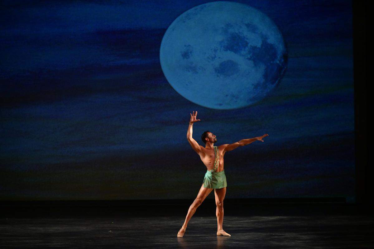 El bailarín Kaique Israel Barbosa del Ensemble Coreográfico del Sanctuary of the Arts en “Narcissus”, del coreógrafo y director artístico del Cuban Classical Ballet of Miami (CCBM), Eriberto Jiménez.