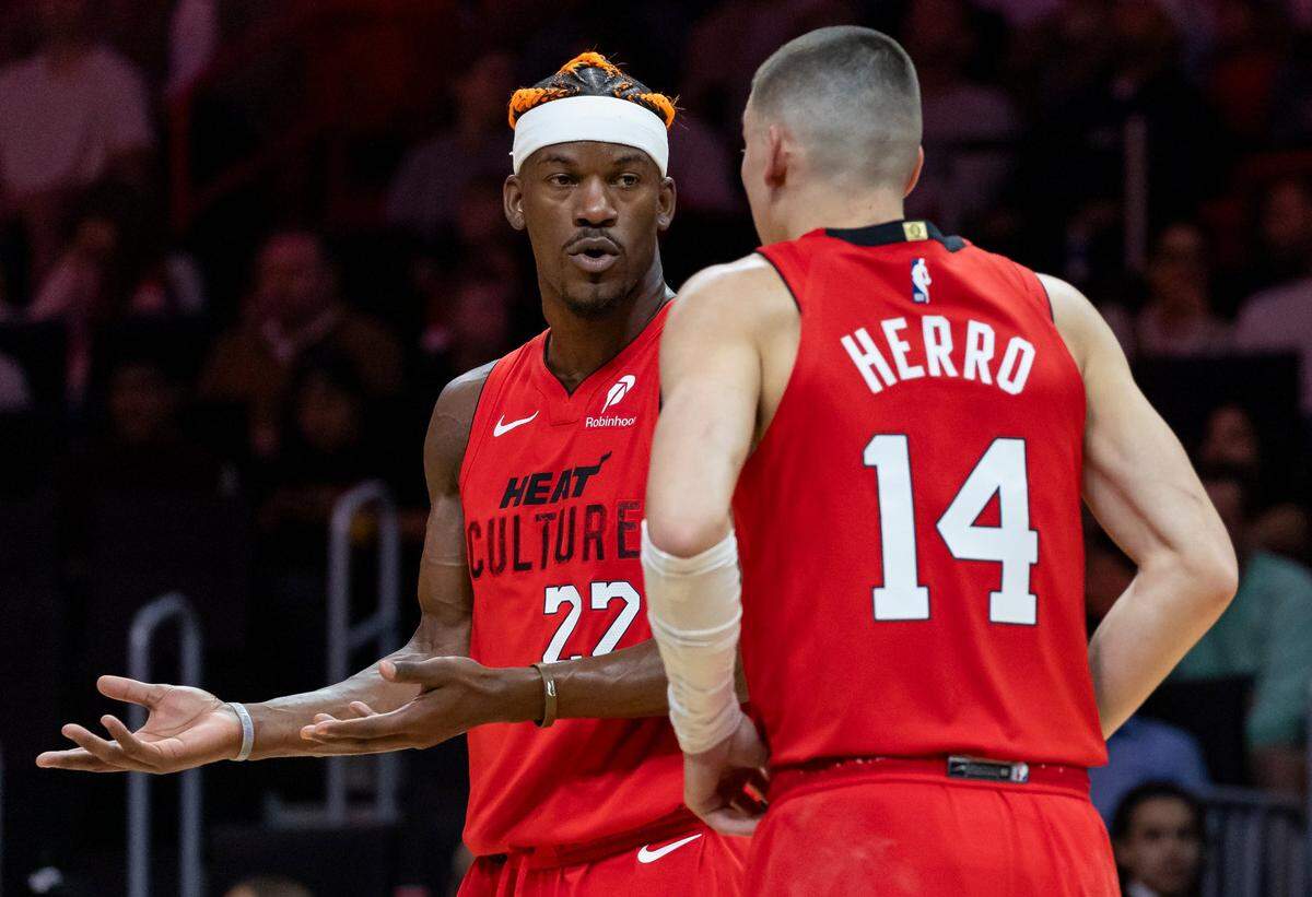 Los jugadores del Heat Jimmy Butler (22) y Tyler Herro conversan después de una jugada del partido contra los Raptors de Toronto, celebrado el 12 de diciembre de 2024 en Miami.
