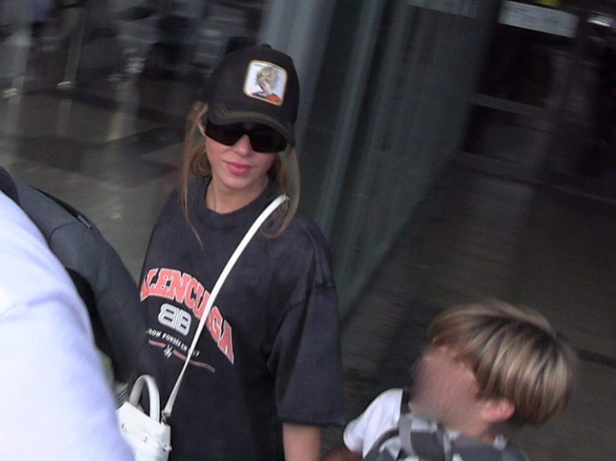 Shakira regresa a Barcelona con sus hijos.