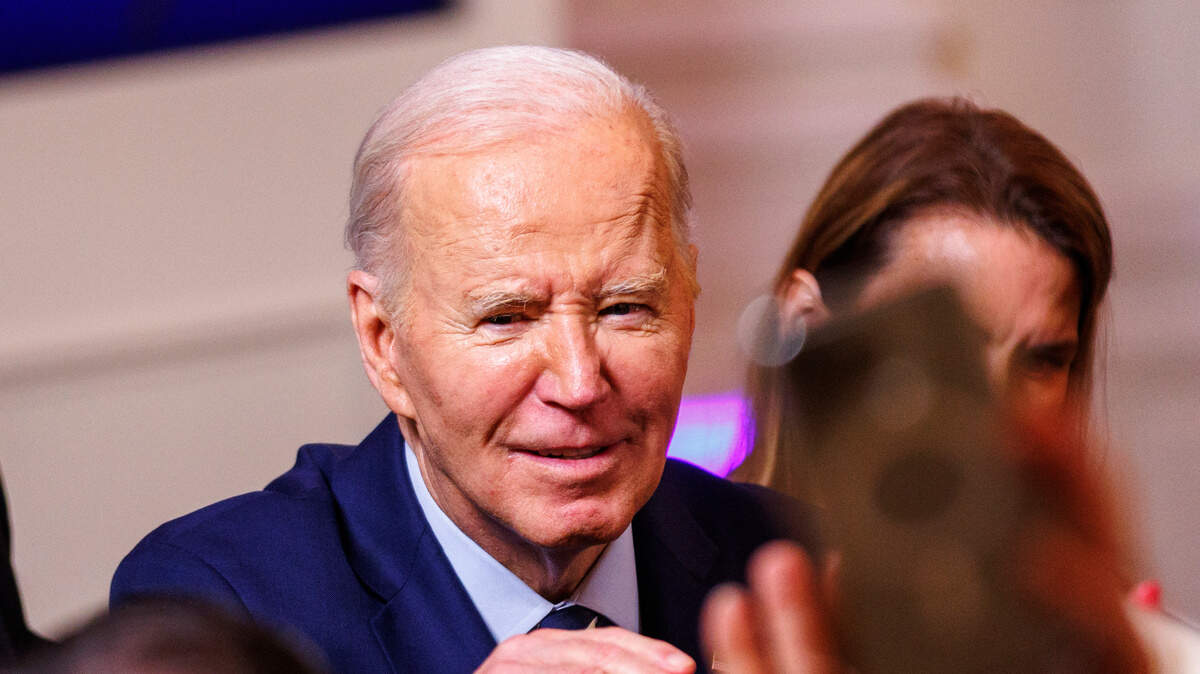 EL presidente Joe Biden supera en 40% al expresidente Donald Trump en la recaudación de fondos de campaña y amplía su ventaja económica. En la foto, Biden saluda a varias personas en un evento en la Casa Blanca, Washington, D.C., el jueves 4 de abril de 2024.
