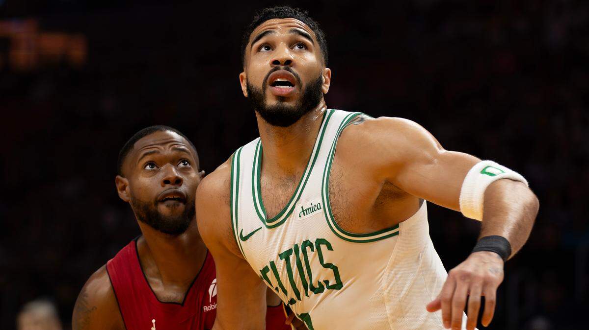 El alero del Heat, Haywood Highsmith (izq.), lucha por posición bajo el aro contra Jayson Tatum, de los Celtics de Boston, durante la primera mitad del partido de la NBA celebrado en el Kaseya Center, el viernes 14 de marzo de 2025 en Miami, Florida.